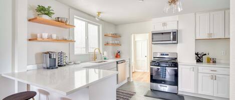 Coffee/tea maker, cookware/dishes/utensils