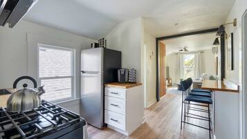 Coffee/tea maker, cookware/dishes/utensils