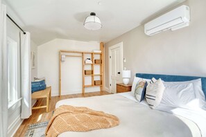 2 bedrooms, iron/ironing board, travel crib, WiFi - Renovated 2BR Apartment near NW 23rd and Forest Park (Portland)