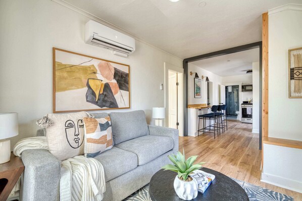 TV, offices - Renovated 2BR Apartment near NW 23rd and Forest Park (Portland)