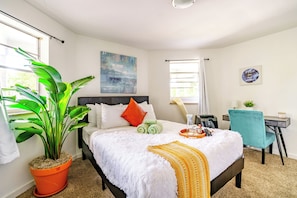 1 bedroom, Egyptian cotton sheets, premium bedding, memory-foam beds