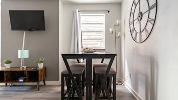 Deluxe Apartment, Kitchen | In-room dining