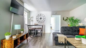 Deluxe Apartment, Kitchen | Living area | 32-inch Smart TV with digital channels, Netflix, Hulu