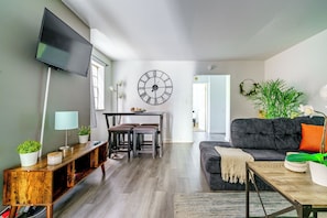 Deluxe-lejlighed - køkken | Opholdsområde | 32-tommers smart-tv med digitale kanaler, Netflix, Hulu