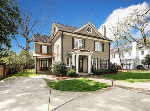 Exterior - Spacious Executive Home-5 min to Uptown-Children’s Amenities-Huge Outdoor Space! (Charlotte)