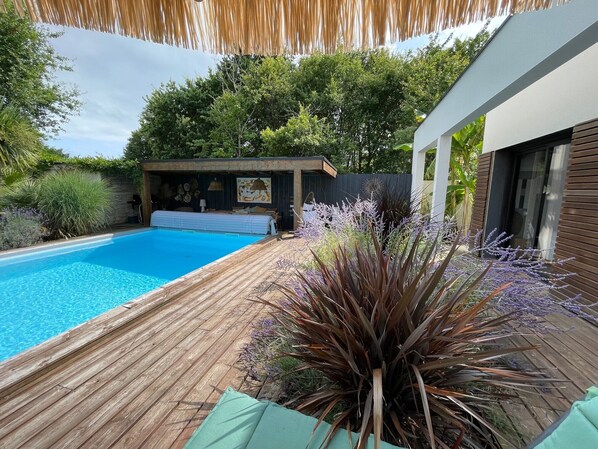 Outdoor pool, a heated pool - Architect-designed villa with heated, unoverlooked pool (Saint-Palais-sur-Mer)