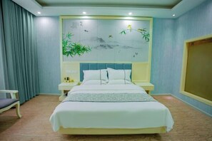 Une chambre d’hôtel bien aménagée, avec un lit, des tables de chevet et une grande fenêtre.
