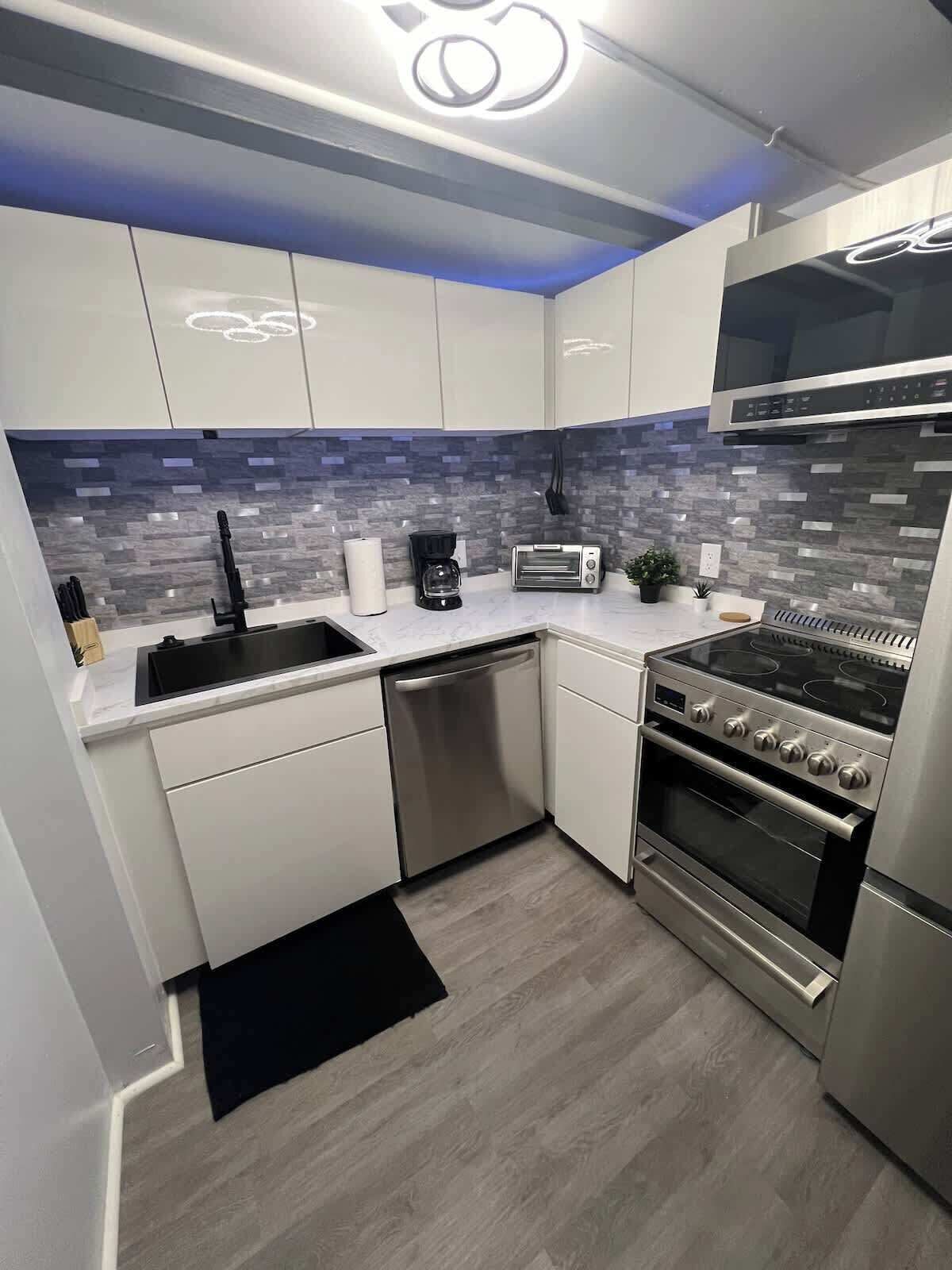 Réfrigérateur, micro-ondes, four, plaque de cuisson