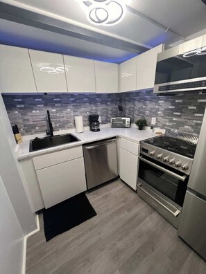 Kühlschrank, Mikrowelle, Ofen, Herdplatte