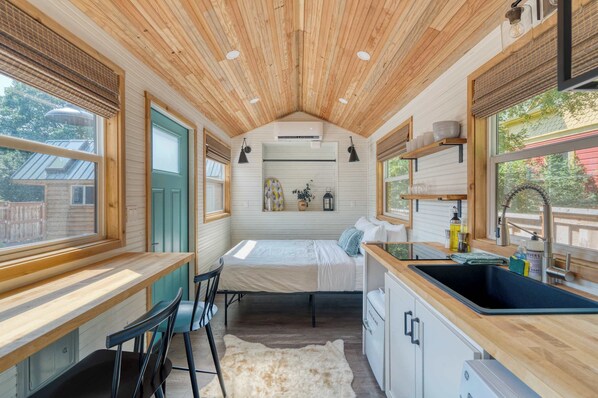 冷蔵庫、電子レンジ、オーブン、コンロ