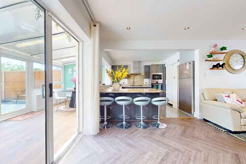 Charming 3-Bed Wimbledon Home with Garden Views, Parking & Great Location