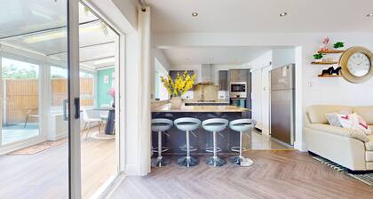 Charming 3-Bed Wimbledon Home with Garden Views, Parking & Great Location