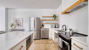 Refrigerador, microondas, horno y parrilla de estufa