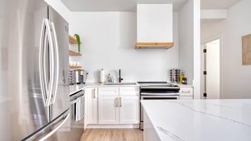 Refrigerador, microondas, horno y parrilla de estufa