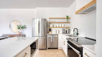 Frigorifero, microonde, forno, piano cottura