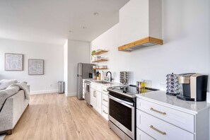 Køleskab, mikrobølgeovn, ovn, kogeplade