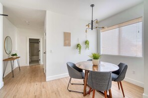 Dining - Alberta Arts - 2BR - Walk to Food, Shops, & Art (Portland)