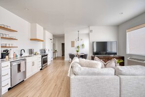 TV, offices - Alberta Arts - 2BR - Walk to Food, Shops, & Art (Portland)