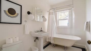 Een douche, een haardroger, handdoeken, shampoo