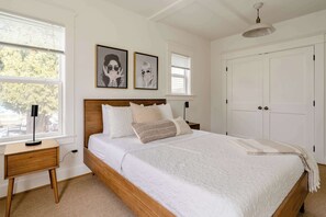 1 bedroom, iron/ironing board, travel cot, WiFi - Hipster Vibe Apartment - Food Carts & Live Music (Portland)