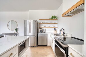 Réfrigérateur, four à micro-ondes, un four, surface de cuisson