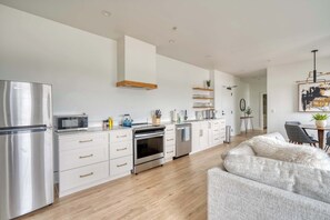 冷蔵庫、電子レンジ、オーブン、コンロ