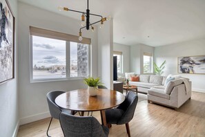 Interior - Sleeps 12 - Exclusive Floor - Great for Groups (Portland)