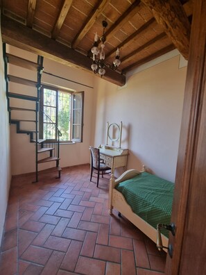 3 slaapkamers, een strijkplank/strijkijzer, reisbedje, gratis wifi