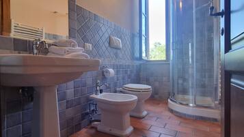 Dusche, Haartrockner, Bidet, Handtücher