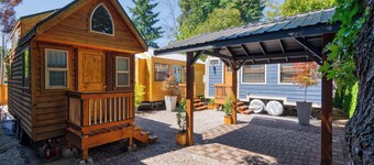 Tiny Log Cabin - Walk to Local Shops & Eateries
