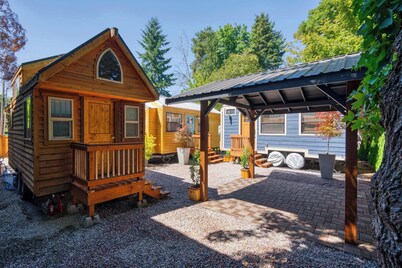 The Timber Nook • Rustic Charm • Walkable Location