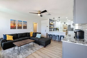 Smart TV, chimenea y libros 