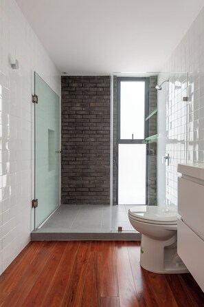 Apartemen, 2 kamar tidur, balkon (7) | Kamar mandi | Perlengkapan mandi gratis, pengering rambut, handuk, dan sabun