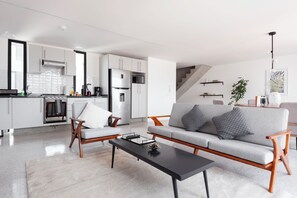 公寓, 2 间卧室, 阳台 (8) | 起居区 | 40-英寸智能电视 （配备有线频道）、加热地板