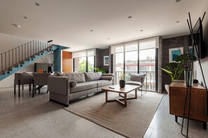 Appartement, 2 chambres, balcon (7) | Coin séjour | TV connectée de 40 pouces avec chaînes par câble, chauffage par le sol