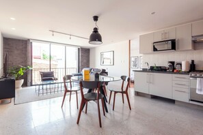 Appartement, 2 chambres, balcon (4) | Cuisine privée | Cafetière/bouilloire, serviettes en papier