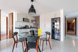 Appartement, 2 chambres, balcon (4) | Cuisine privée | Cafetière/bouilloire, serviettes en papier