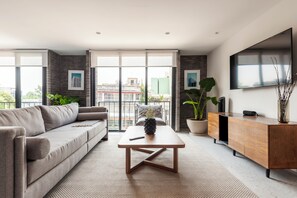 Appartement, 2 chambres, balcon (7) | Coin séjour | TV connectée de 40 pouces avec chaînes par câble, chauffage par le sol