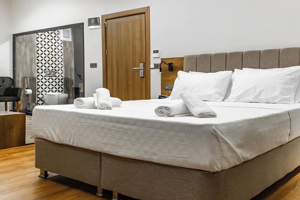 Honeymoon Room | 1 bedroom, free minibar items, in-room safe, desk