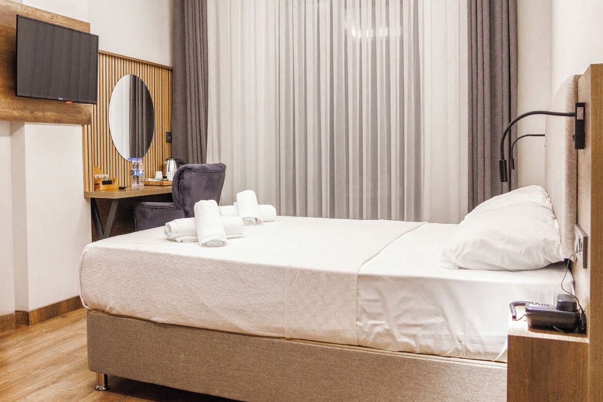 Comfort Room | 1 bedroom, free minibar items, in-room safe, desk