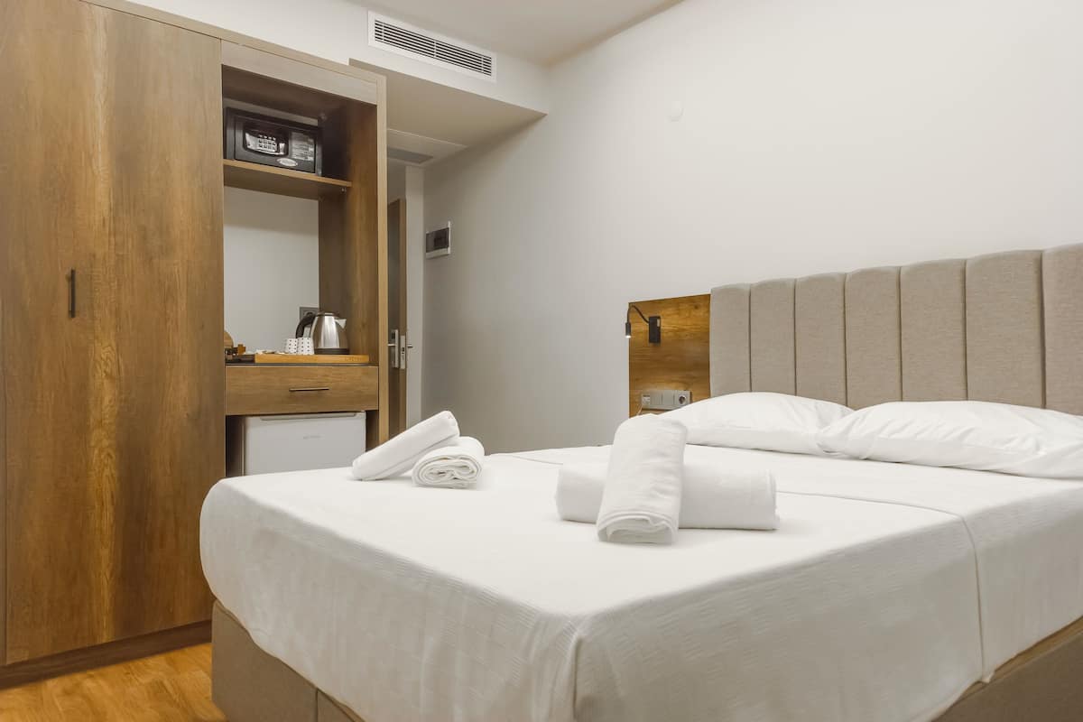 Classic Room | 1 bedroom, free minibar items, in-room safe, desk