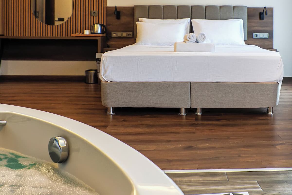 Deluxe Room | 1 bedroom, free minibar items, in-room safe, desk