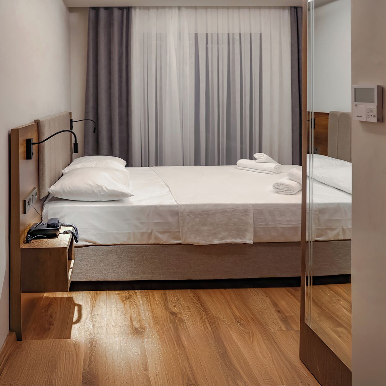 Minibar contenant certains articles gratuits, coffre-fort, bureau