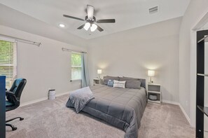 3 makuuhuonetta, työpöytä, silitysrauta/-lauta, ilmainen Wi-Fi