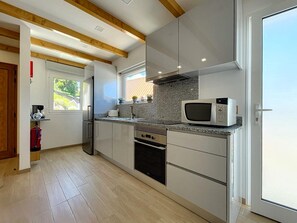 Fridge, microwave, oven, stovetop - Grandfather's Barn (Santana)