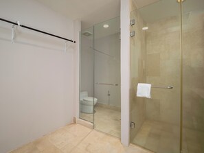 Dusj, hårføner, håndklær og såpe