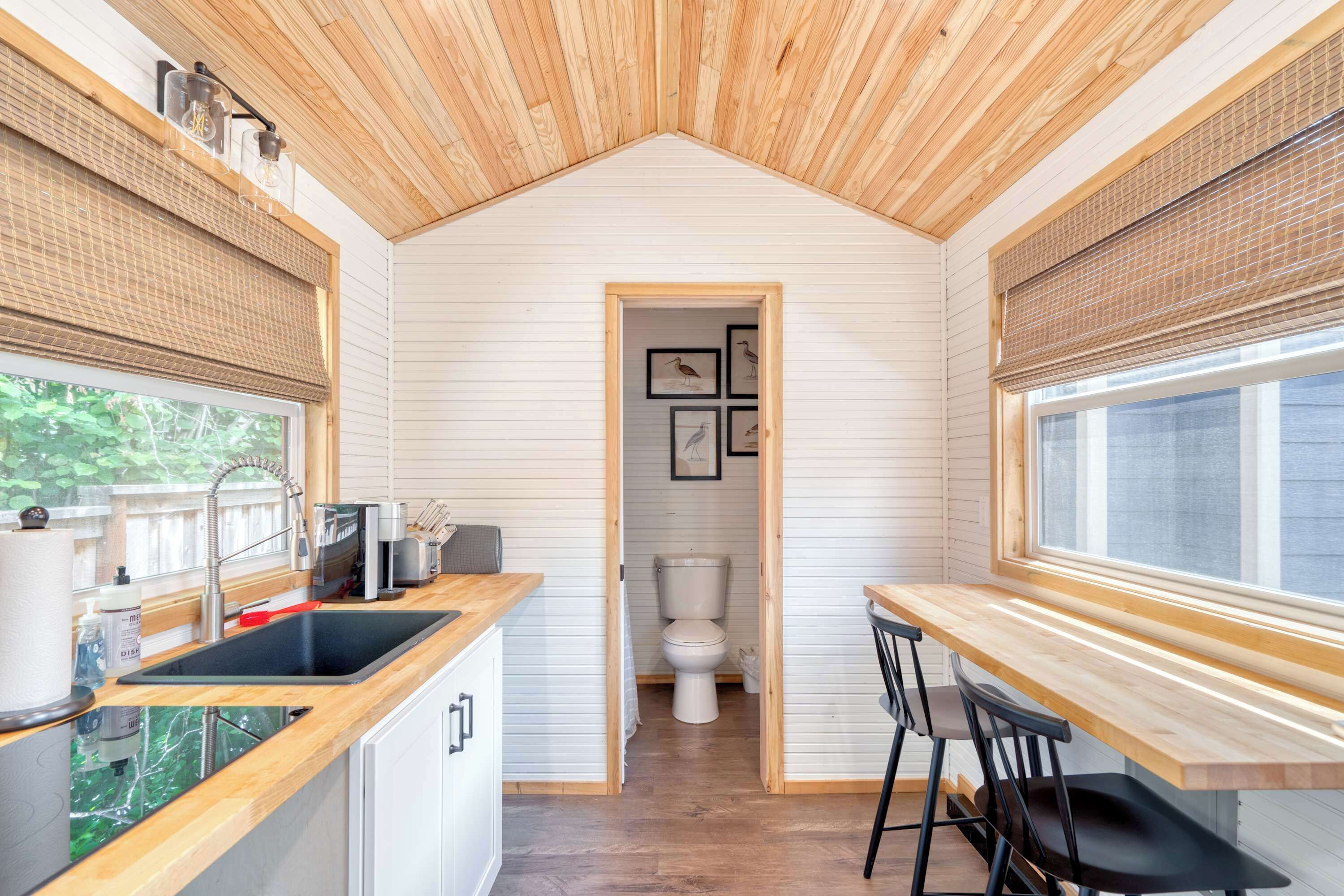 Refrigerador, parrilla de estufa, cafetera y tetera y tostadora 