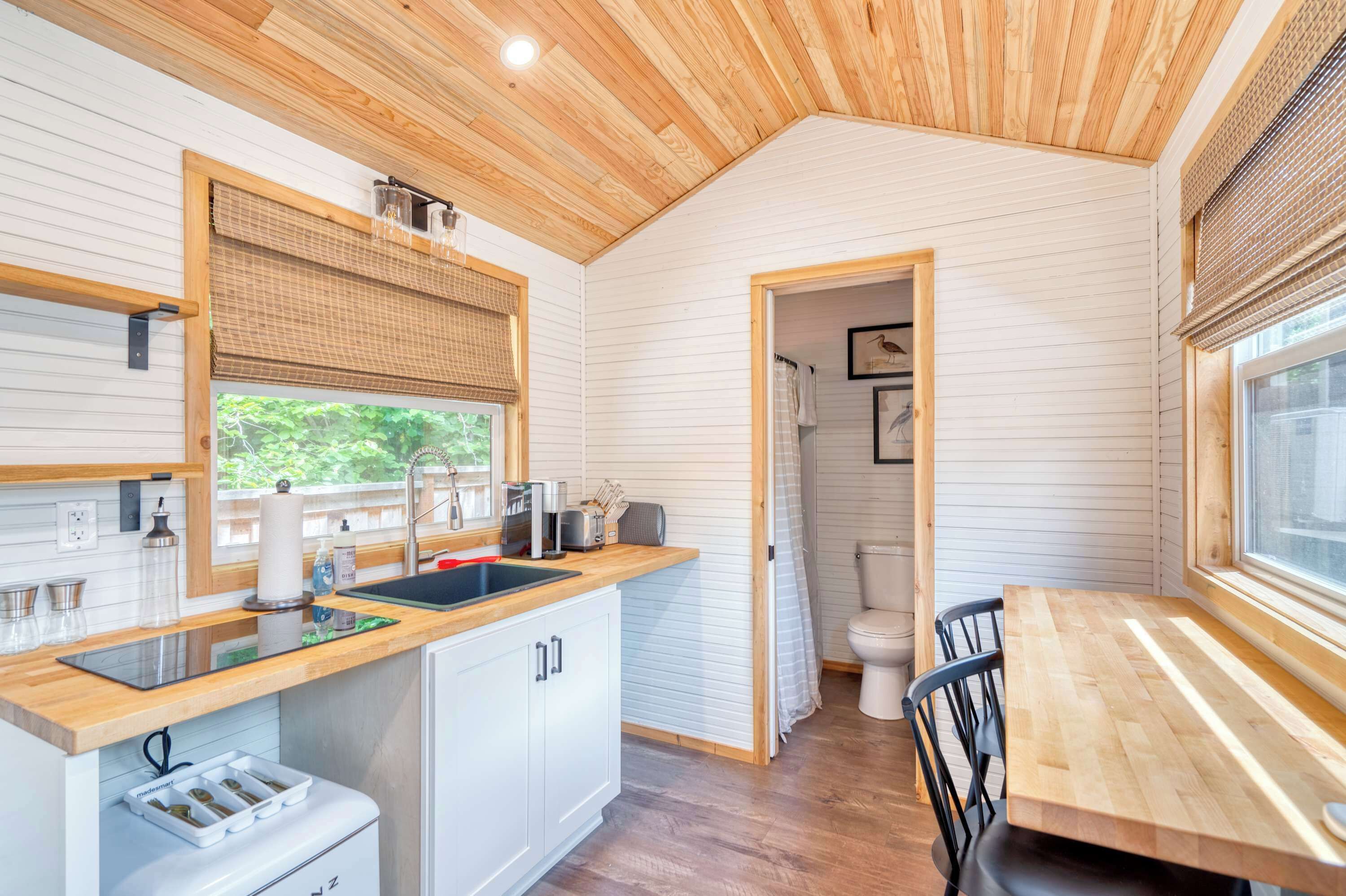 Fridge, stovetop, coffee/tea maker, toaster