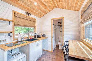 Kjøleskap, kokeplater, kaffetrakter/tekoker og brødrister