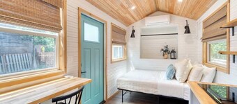 Tiny Farmhouse - Walk to Local Shops & Restaurants